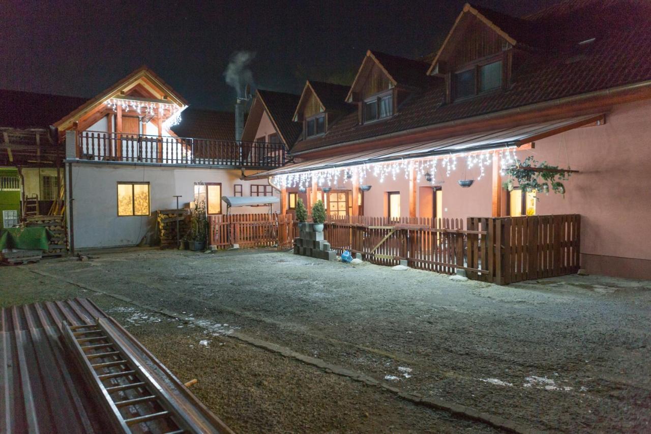 Ubytovanie Adina Poltár Exterior foto